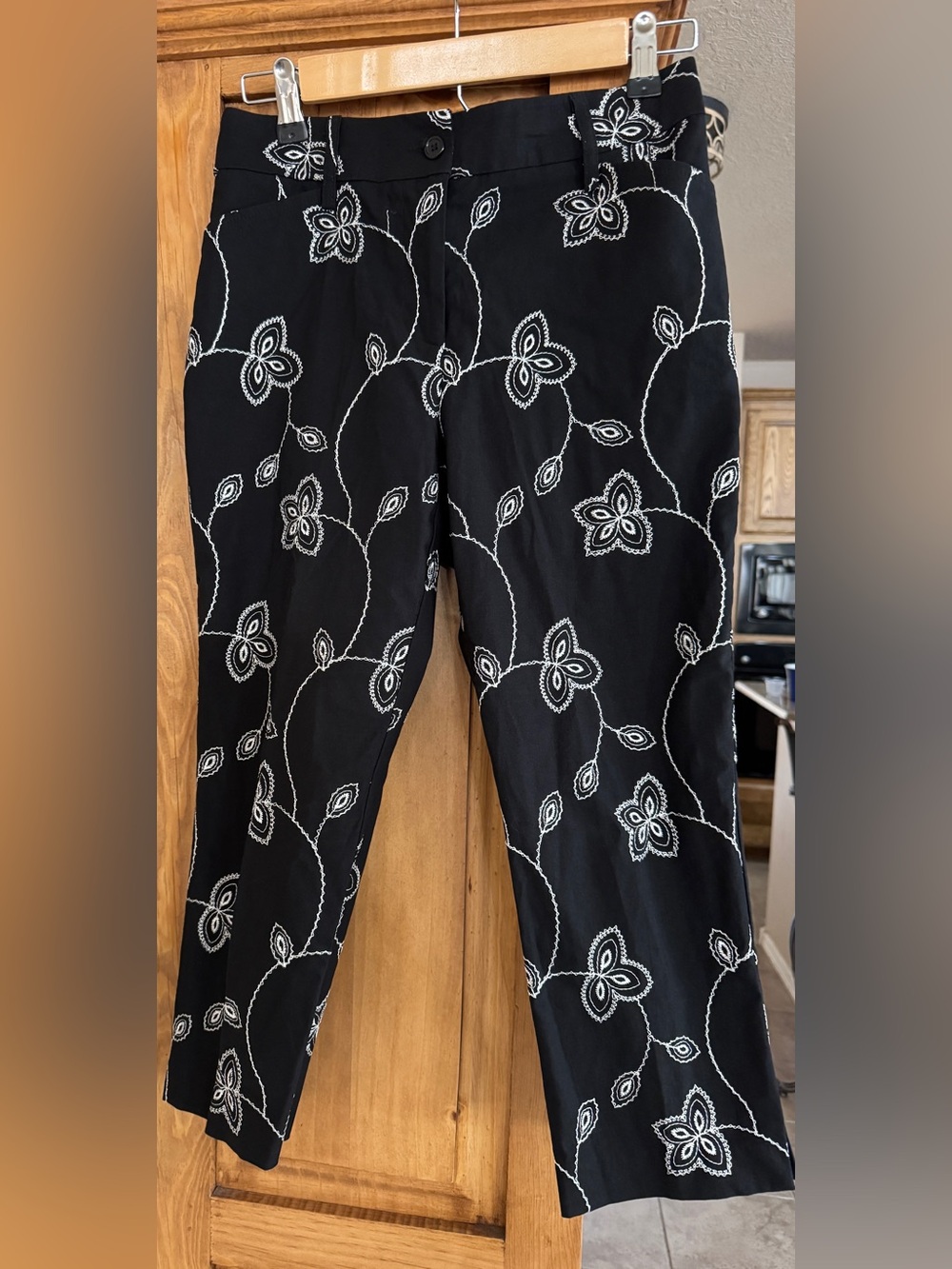 Karen Kane Black White Embroidered Floral Pants Size 4P